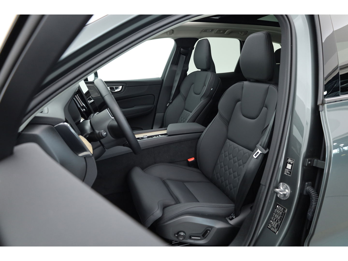 Volvo XC60 2.0 T6 Plug-in hybrid AWD Plus Dark | Facelift | Pano-dak | Trekhaak | 360 camera | Forest Lake |