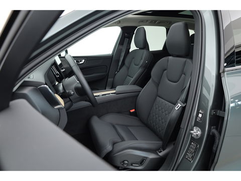 Volvo XC60 2.0 T6 Plug-in hybrid AWD Plus Dark | Facelift | Pano-dak | Trekhaak | 360 camera | Forest Lake |
