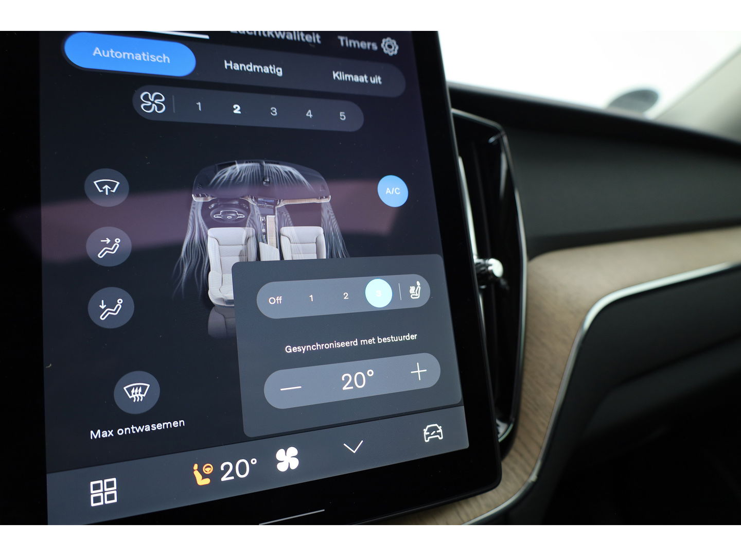 Volvo XC60 2.0 T6 Plug-in hybrid AWD Plus Dark | Facelift | Pano-dak | Trekhaak | 360 camera | Forest Lake |