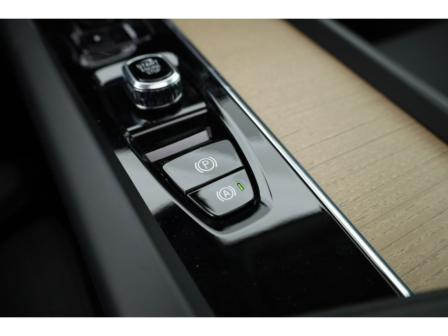 Volvo XC60 2.0 T6 Plug-in hybrid AWD Plus Dark | Facelift | Pano-dak | Trekhaak | 360 camera | Forest Lake |