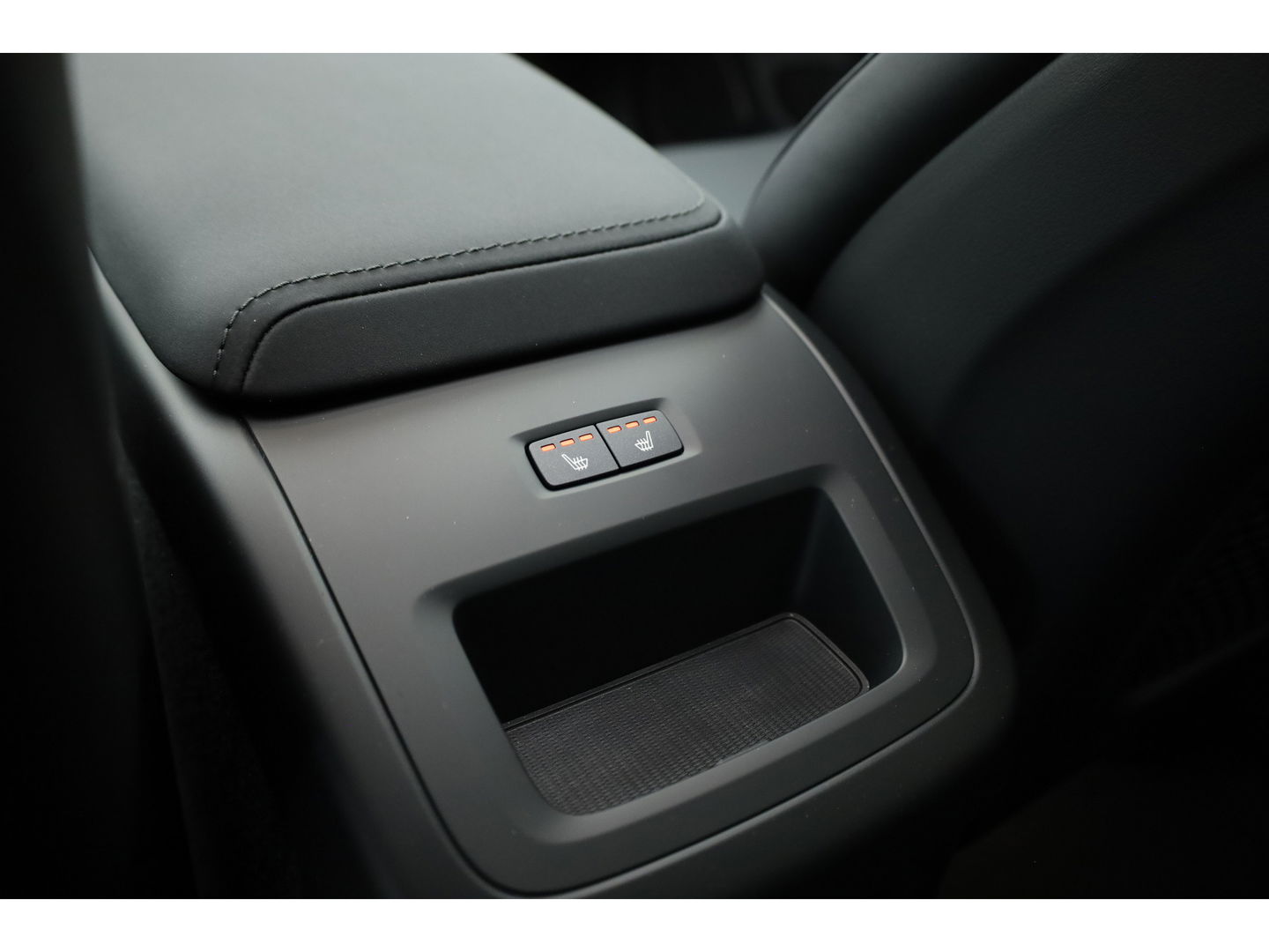 Volvo XC60 2.0 T6 Plug-in hybrid AWD Plus Dark | Facelift | Pano-dak | Trekhaak | 360 camera | Forest Lake |