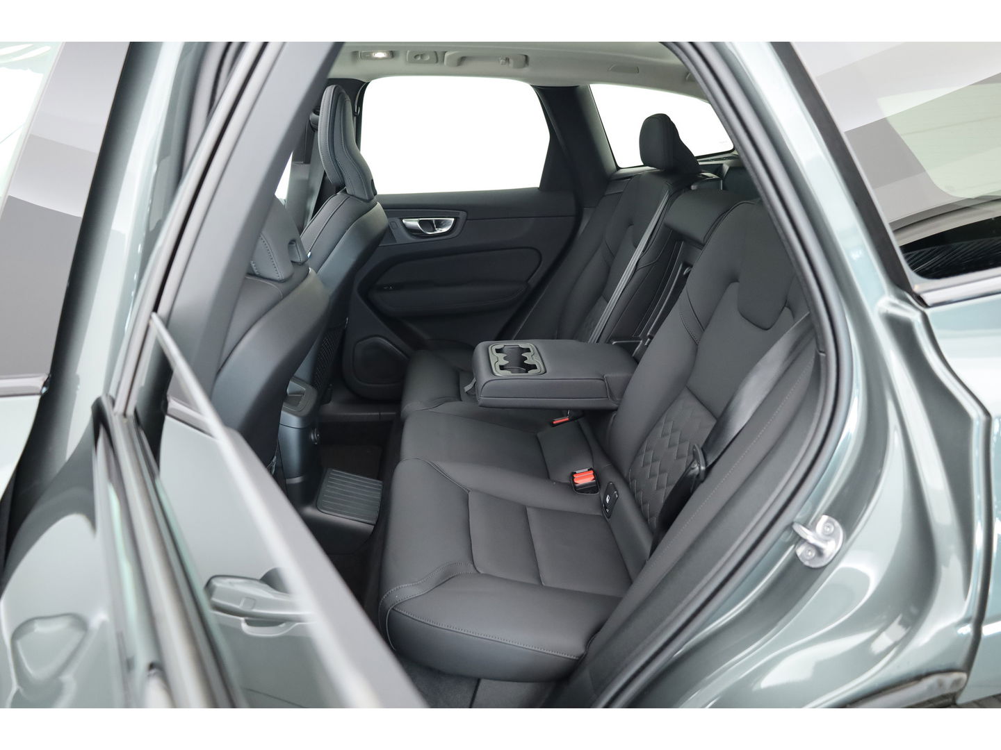 Volvo XC60 2.0 T6 Plug-in hybrid AWD Plus Dark | Facelift | Pano-dak | Trekhaak | 360 camera | Forest Lake |