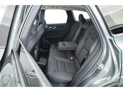 Volvo XC60 2.0 T6 Plug-in hybrid AWD Plus Dark | Facelift | Pano-dak | Trekhaak | 360 camera | Forest Lake |