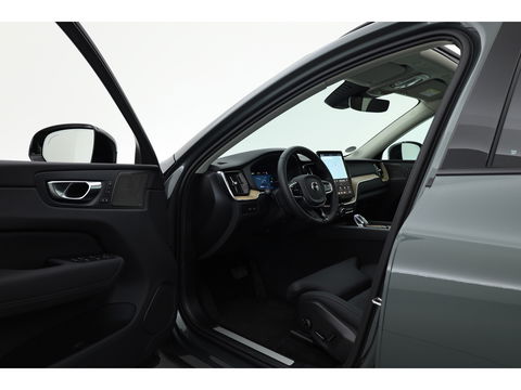 Volvo XC60 2.0 T6 Plug-in hybrid AWD Plus Dark | Facelift | Pano-dak | Trekhaak | 360 camera | Forest Lake |