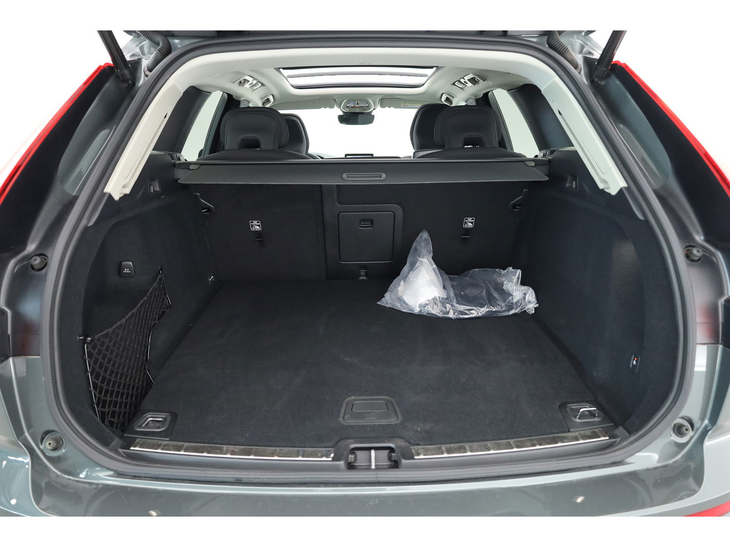 Volvo XC60 2.0 T6 Plug-in hybrid AWD Plus Dark | Facelift | Pano-dak | Trekhaak | 360 camera | Forest Lake |