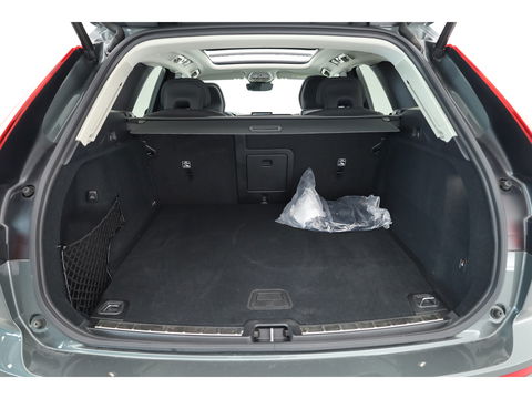 Volvo XC60 2.0 T6 Plug-in hybrid AWD Plus Dark | Facelift | Pano-dak | Trekhaak | 360 camera | Forest Lake |