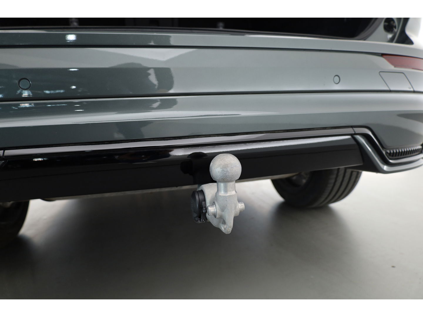 Volvo XC60 2.0 T6 Plug-in hybrid AWD Plus Dark | Facelift | Pano-dak | Trekhaak | 360 camera | Forest Lake |