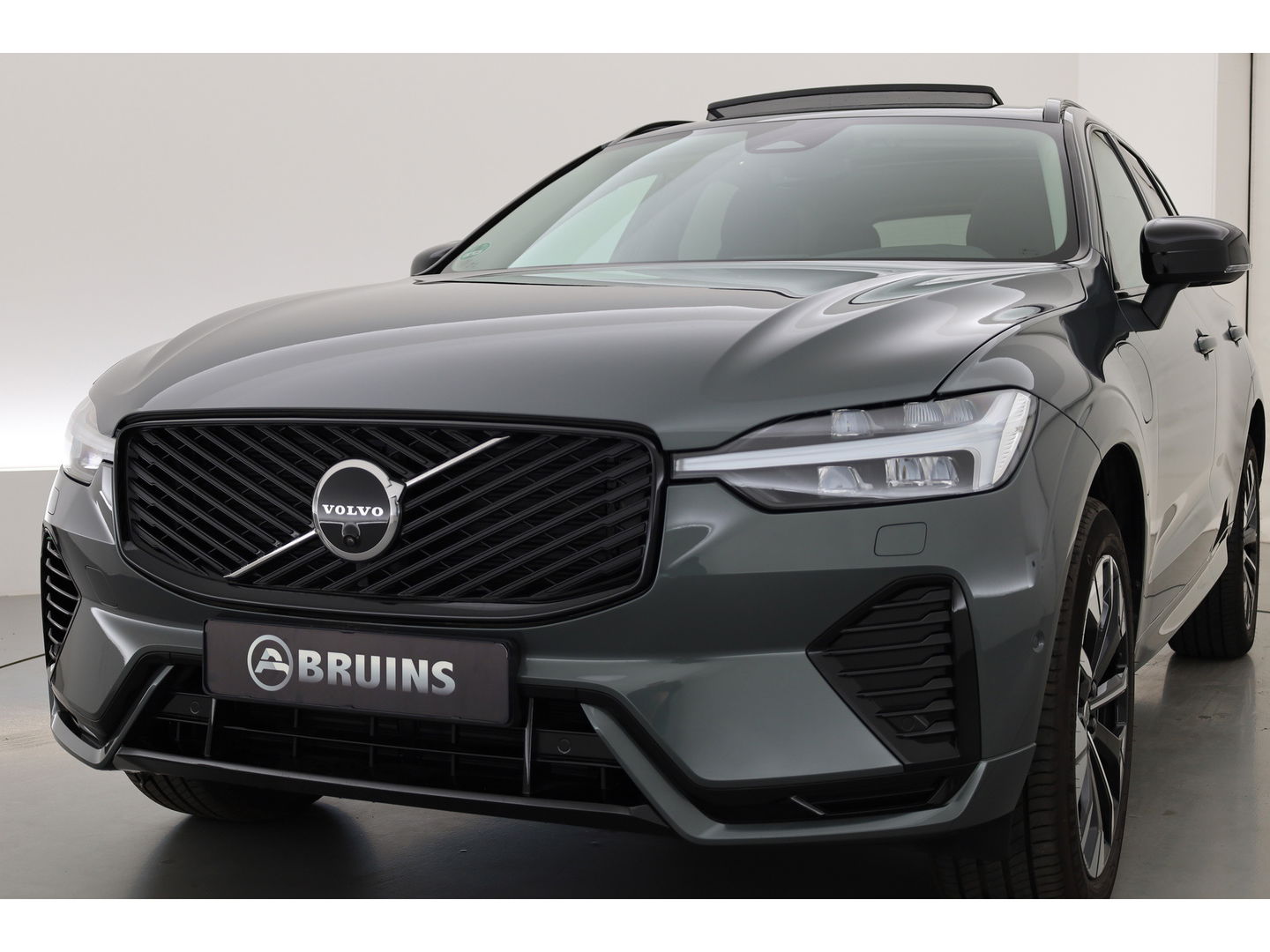 Volvo XC60 2.0 T6 Plug-in hybrid AWD Plus Dark | Facelift | Pano-dak | Trekhaak | 360 camera | Forest Lake |