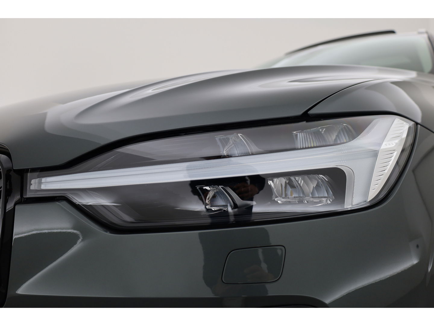 Volvo XC60 2.0 T6 Plug-in hybrid AWD Plus Dark | Facelift | Pano-dak | Trekhaak | 360 camera | Forest Lake |