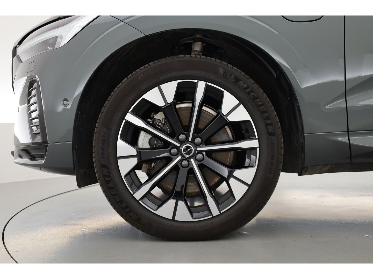 Volvo XC60 2.0 T6 Plug-in hybrid AWD Plus Dark | Facelift | Pano-dak | Trekhaak | 360 camera | Forest Lake |