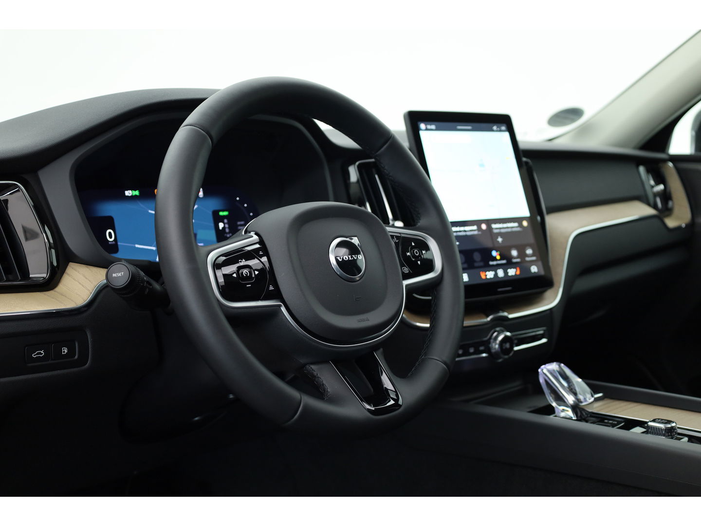 Volvo XC60 2.0 T6 Plug-in hybrid AWD Plus Dark | Facelift | Pano-dak | Trekhaak | 360 camera | Forest Lake |