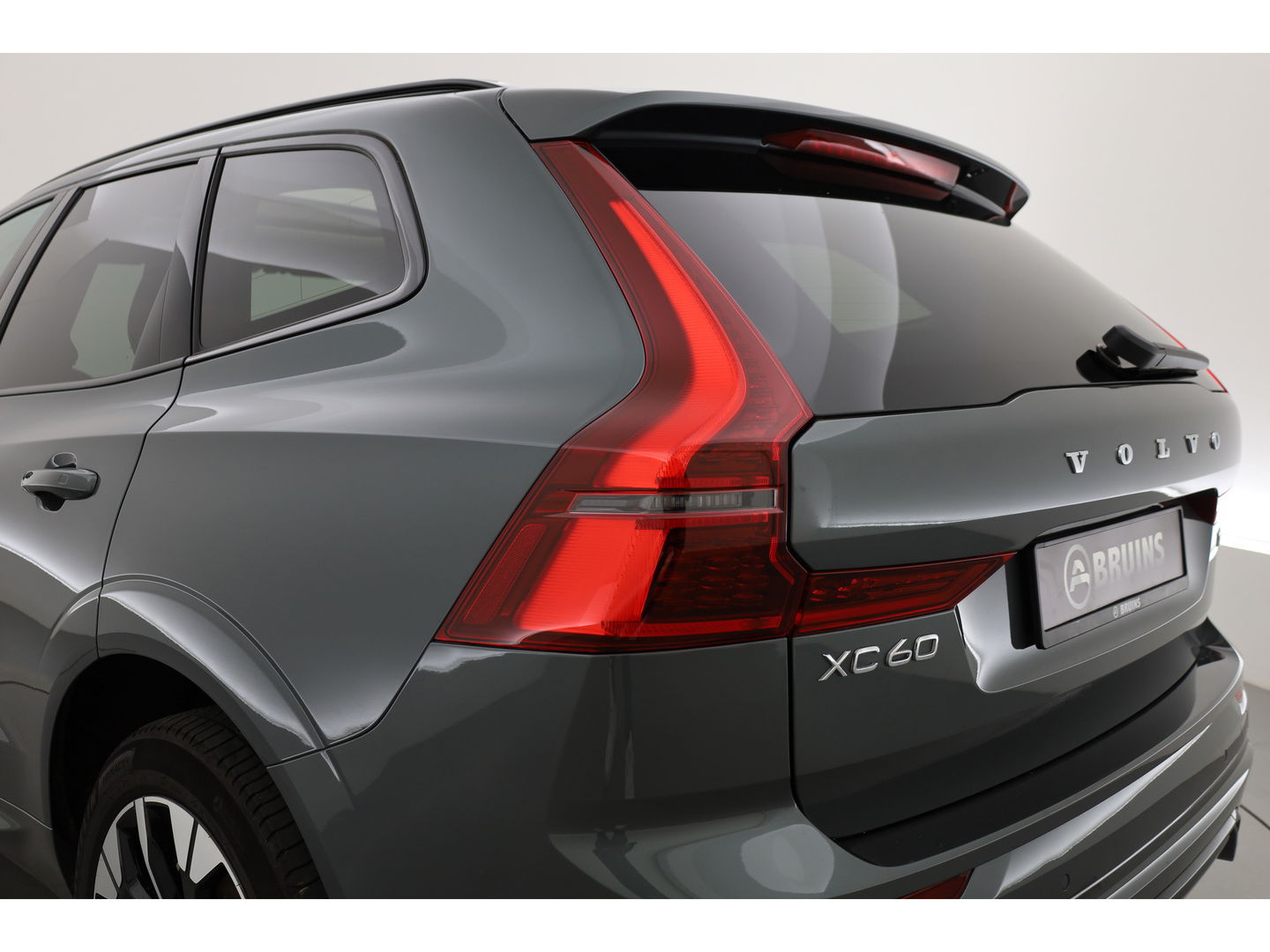 Volvo XC60 2.0 T6 Plug-in hybrid AWD Plus Dark | Facelift | Pano-dak | Trekhaak | 360 camera | Forest Lake |