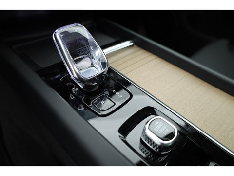 Volvo XC60 2.0 T6 Plug-in hybrid AWD Plus Dark | Facelift | Pano-dak | Trekhaak | 360 camera | Forest Lake |