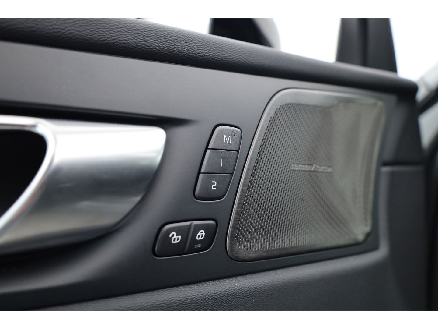 Volvo XC60 2.0 T6 Plug-in hybrid AWD Plus Dark | Facelift | Pano-dak | Trekhaak | 360 camera | Forest Lake |