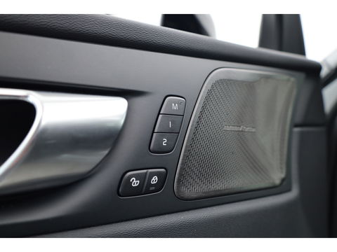 Volvo XC60 2.0 T6 Plug-in hybrid AWD Plus Dark | Facelift | Pano-dak | Trekhaak | 360 camera | Forest Lake |