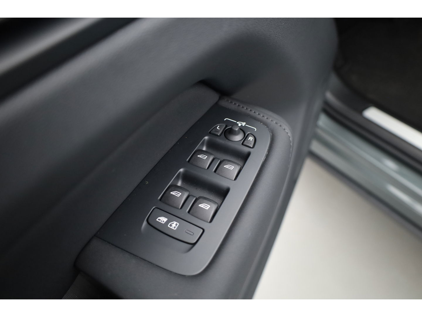 Volvo XC60 2.0 T6 Plug-in hybrid AWD Plus Dark | Facelift | Pano-dak | Trekhaak | 360 camera | Forest Lake |