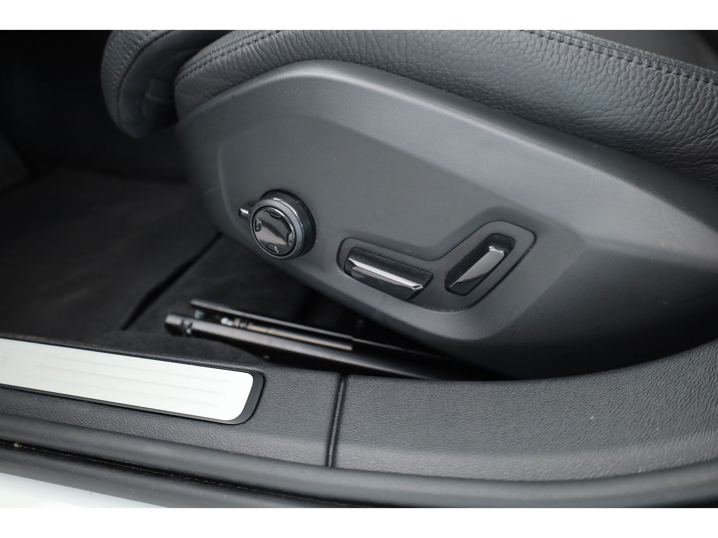 Volvo V60 2.0 T6 Plug-in hybrid AWD Plus Dark | Pano-dak | Head-up | 360 camera | Adap. Cruise | H&K Audio |