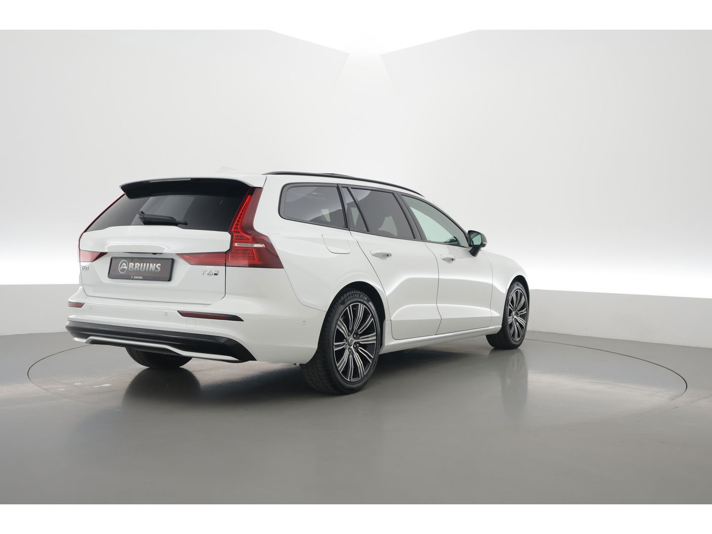 Volvo V60 2.0 T6 Plug-in hybrid AWD Plus Dark | Pano-dak | Head-up | 360 camera | Adap. Cruise | H&K Audio |