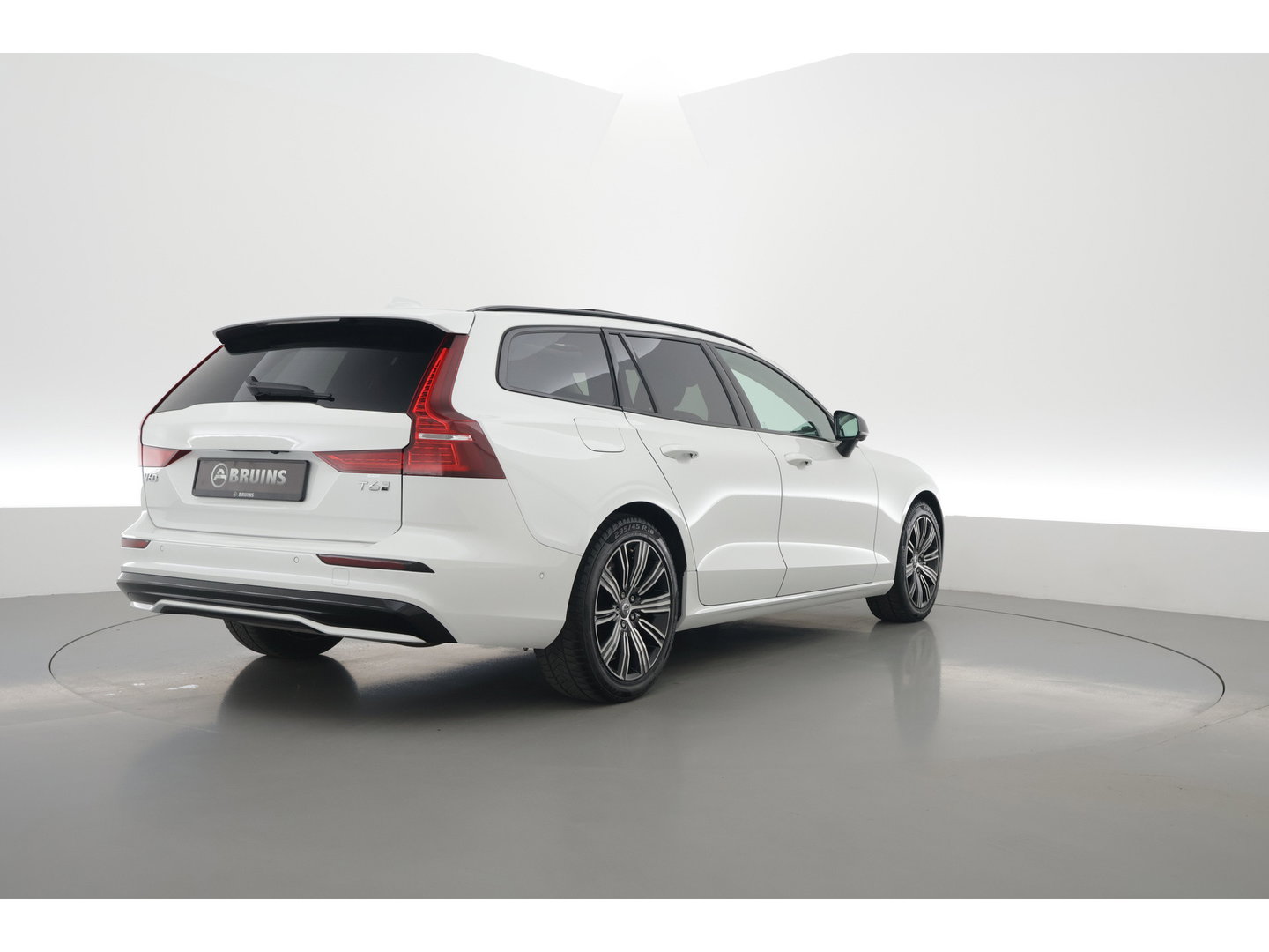 Volvo V60 2.0 T6 Plug-in hybrid AWD Plus Dark | Pano-dak | Head-up | 360 camera | Adap. Cruise | H&K Audio |