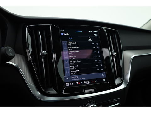 Volvo V60 2.0 T6 Plug-in hybrid AWD Plus Dark | Pano-dak | Head-up | 360 camera | Adap. Cruise | H&K Audio |