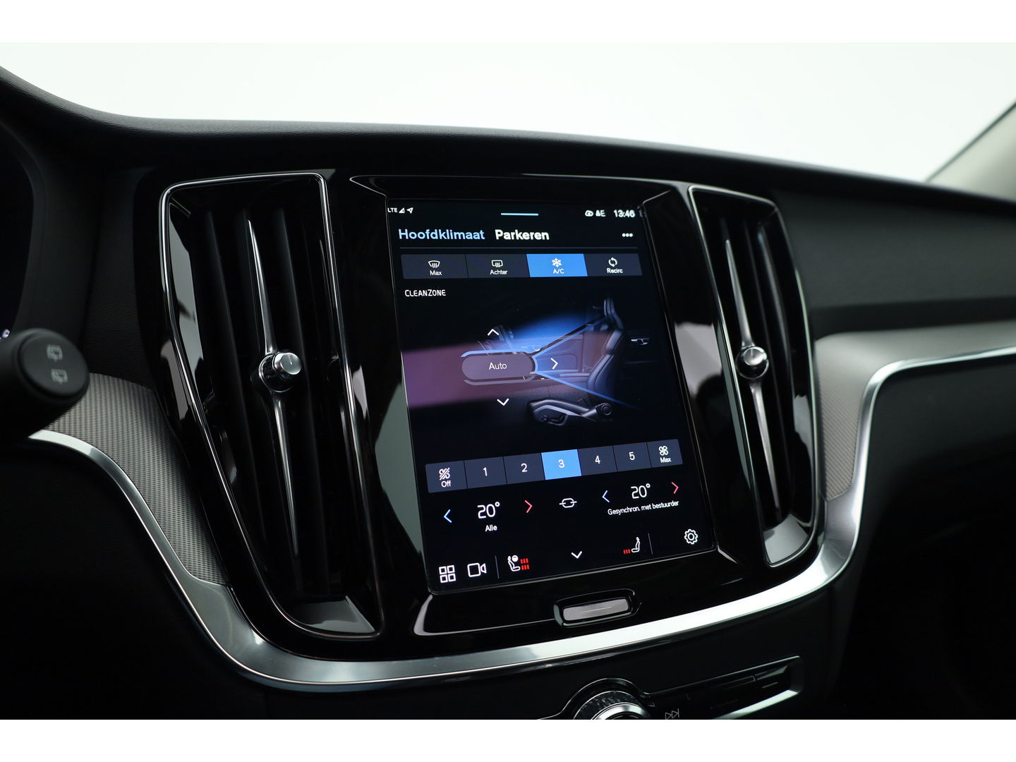 Volvo V60 2.0 T6 Plug-in hybrid AWD Plus Dark | Pano-dak | Head-up | 360 camera | Adap. Cruise | H&K Audio |