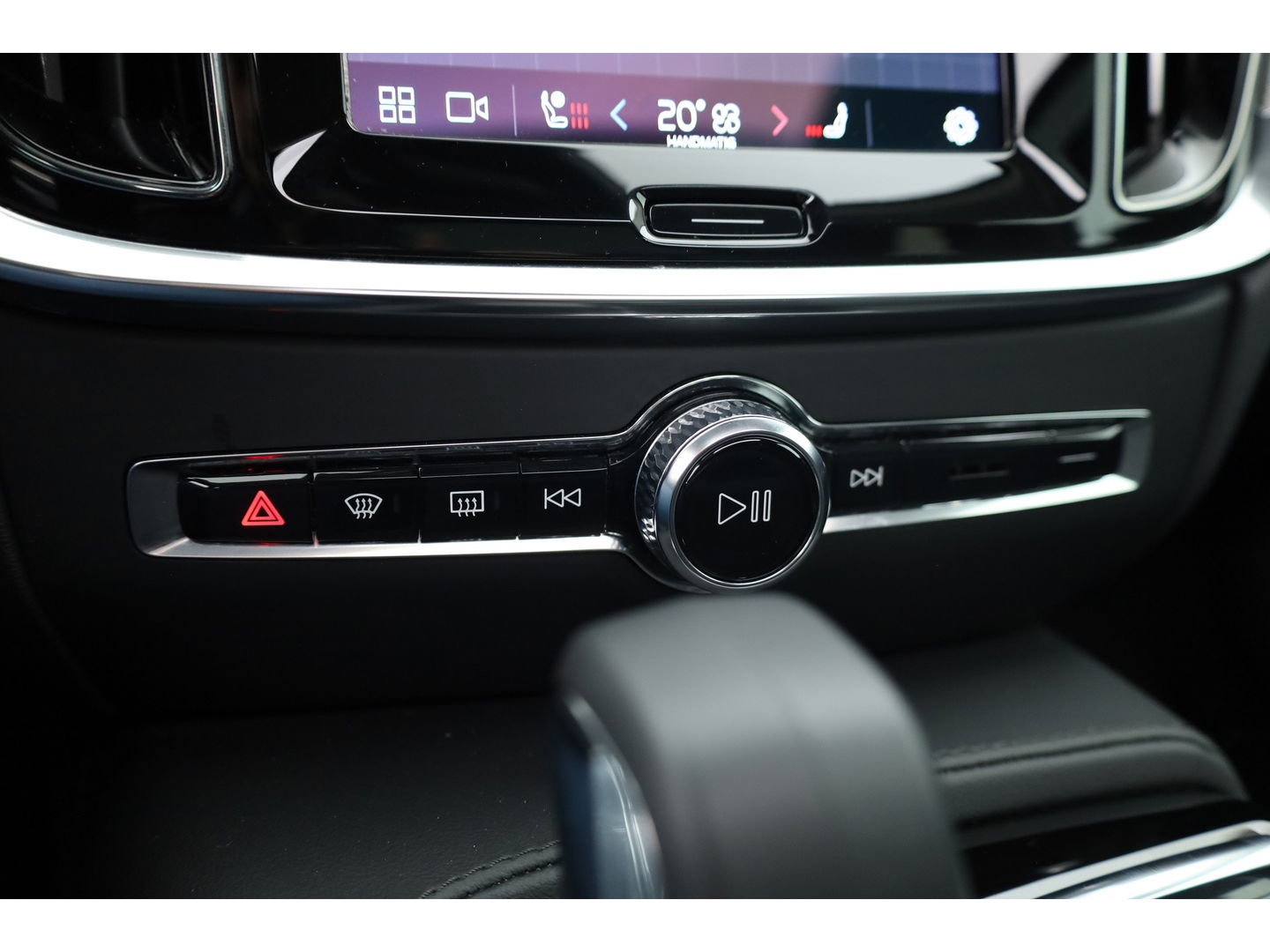 Volvo V60 2.0 T6 Plug-in hybrid AWD Plus Dark | Pano-dak | Head-up | 360 camera | Adap. Cruise | H&K Audio |