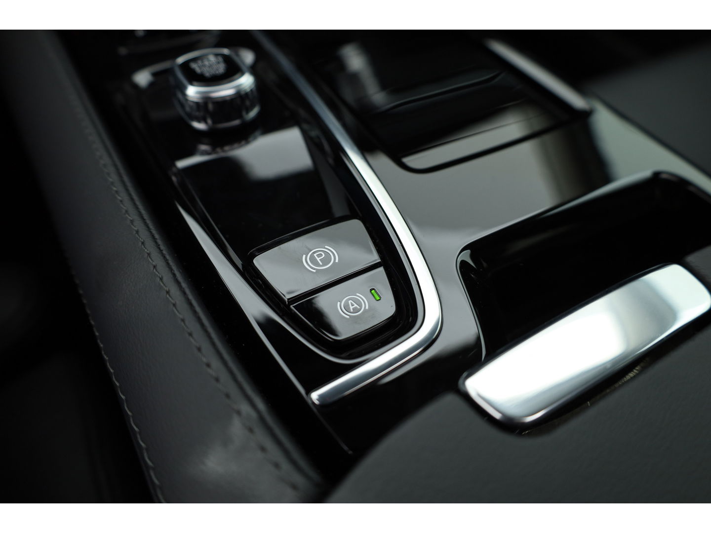 Volvo V60 2.0 T6 Plug-in hybrid AWD Plus Dark | Pano-dak | Head-up | 360 camera | Adap. Cruise | H&K Audio |