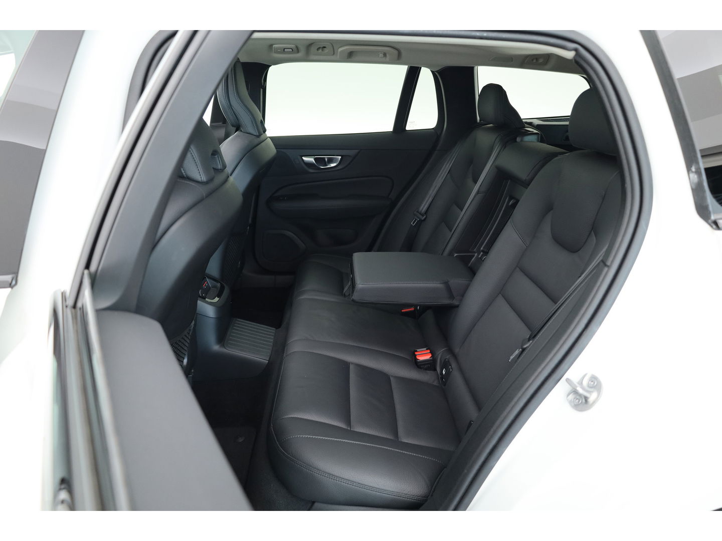 Volvo V60 2.0 T6 Plug-in hybrid AWD Plus Dark | Pano-dak | Head-up | 360 camera | Adap. Cruise | H&K Audio |