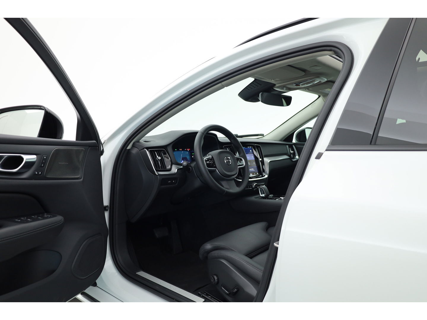 Volvo V60 2.0 T6 Plug-in hybrid AWD Plus Dark | Pano-dak | Head-up | 360 camera | Adap. Cruise | H&K Audio |