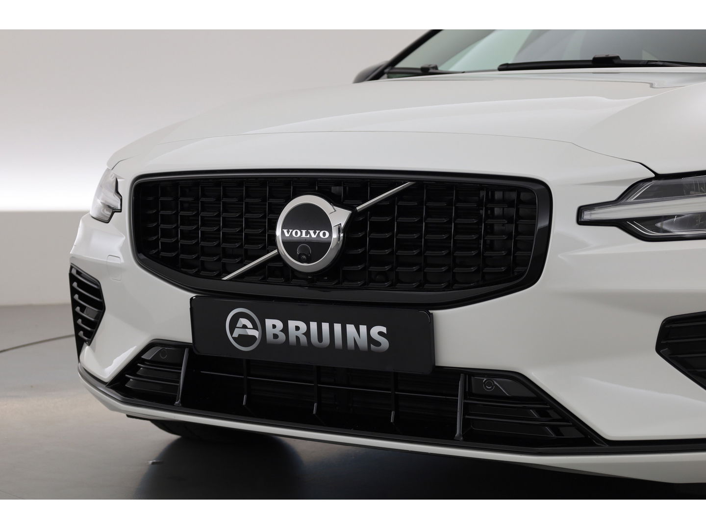 Volvo V60 2.0 T6 Plug-in hybrid AWD Plus Dark | Pano-dak | Head-up | 360 camera | Adap. Cruise | H&K Audio |