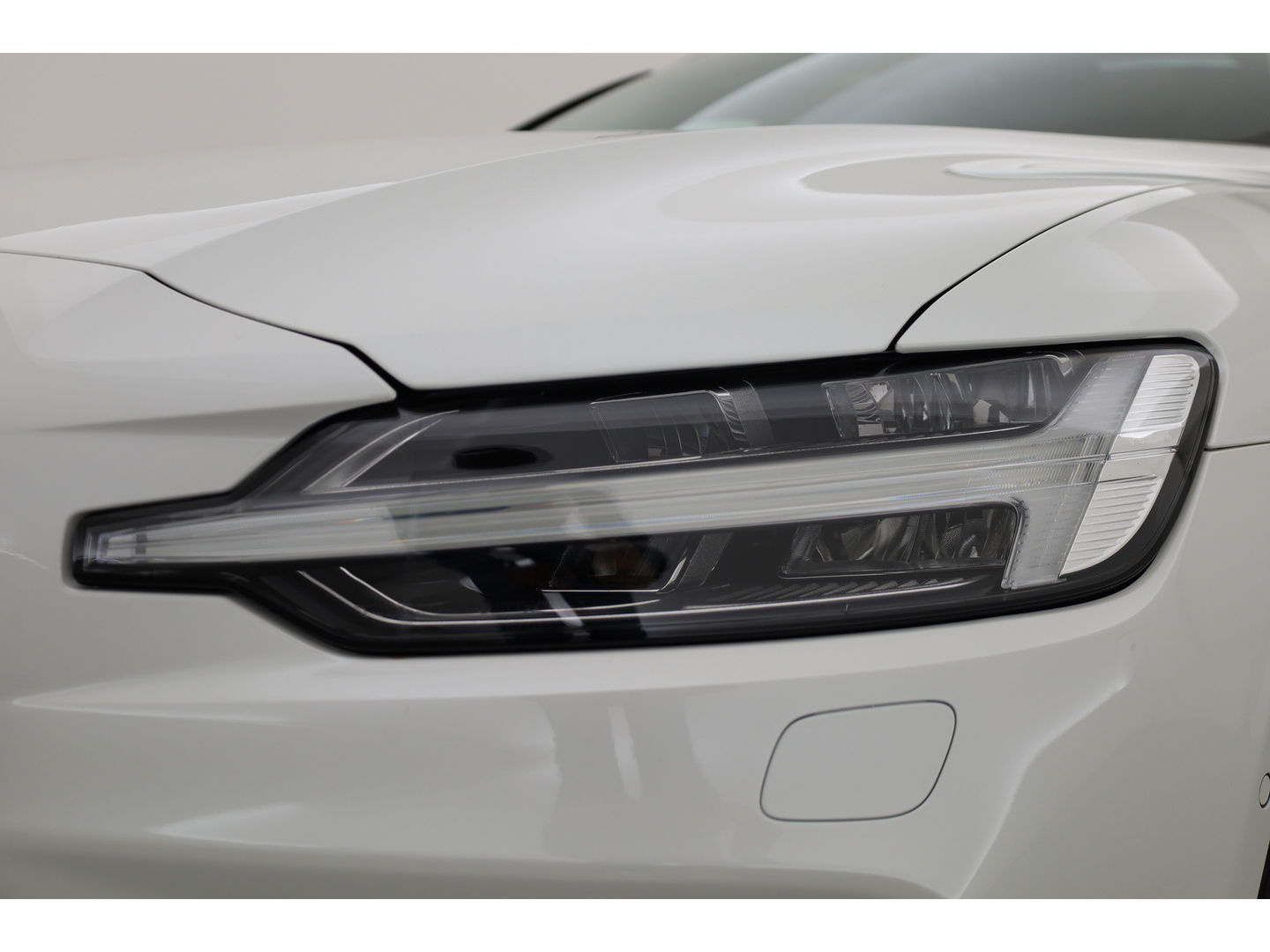 Volvo V60 2.0 T6 Plug-in hybrid AWD Plus Dark | Pano-dak | Head-up | 360 camera | Adap. Cruise | H&K Audio |