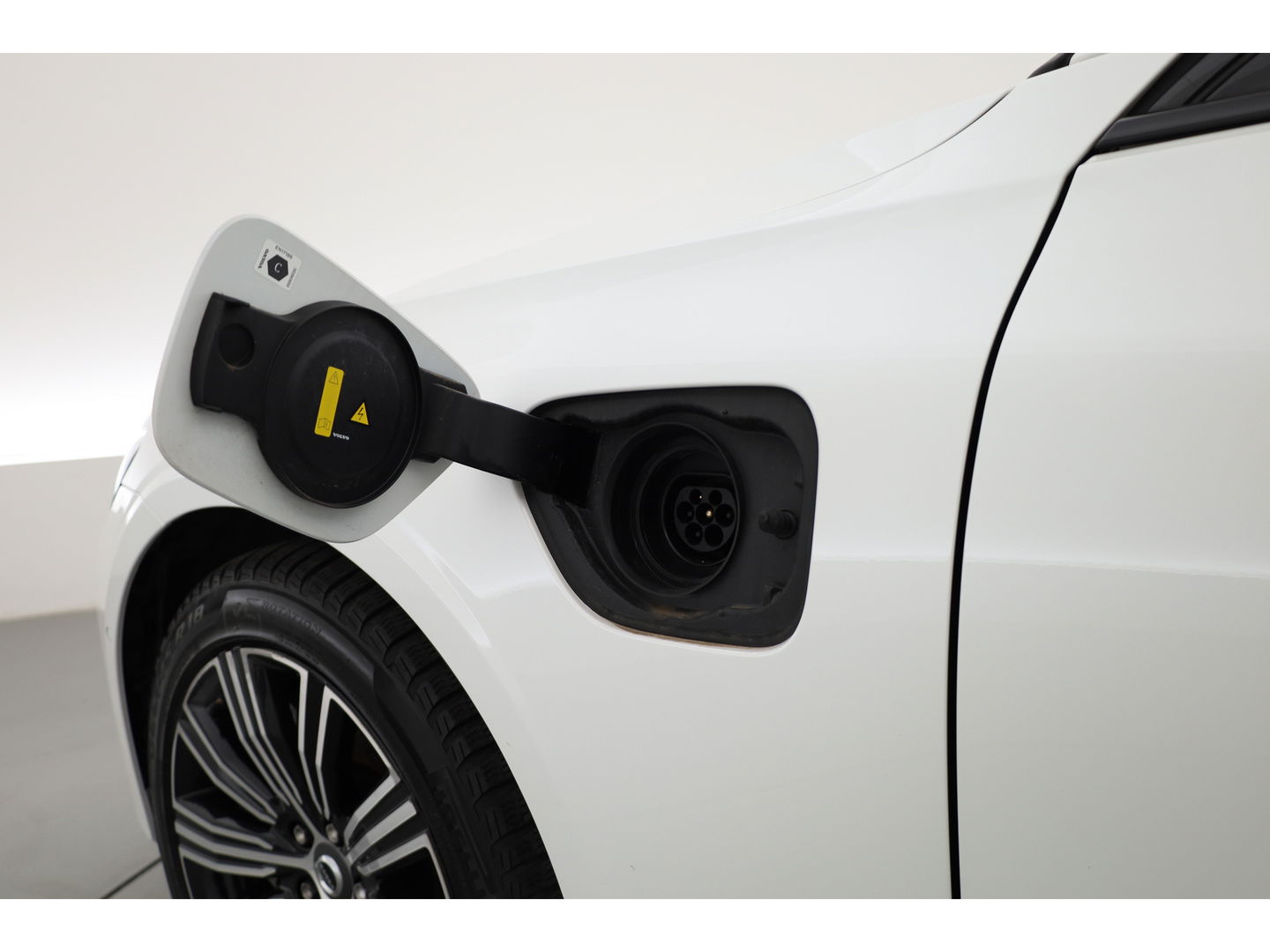 Volvo V60 2.0 T6 Plug-in hybrid AWD Plus Dark | Pano-dak | Head-up | 360 camera | Adap. Cruise | H&K Audio |