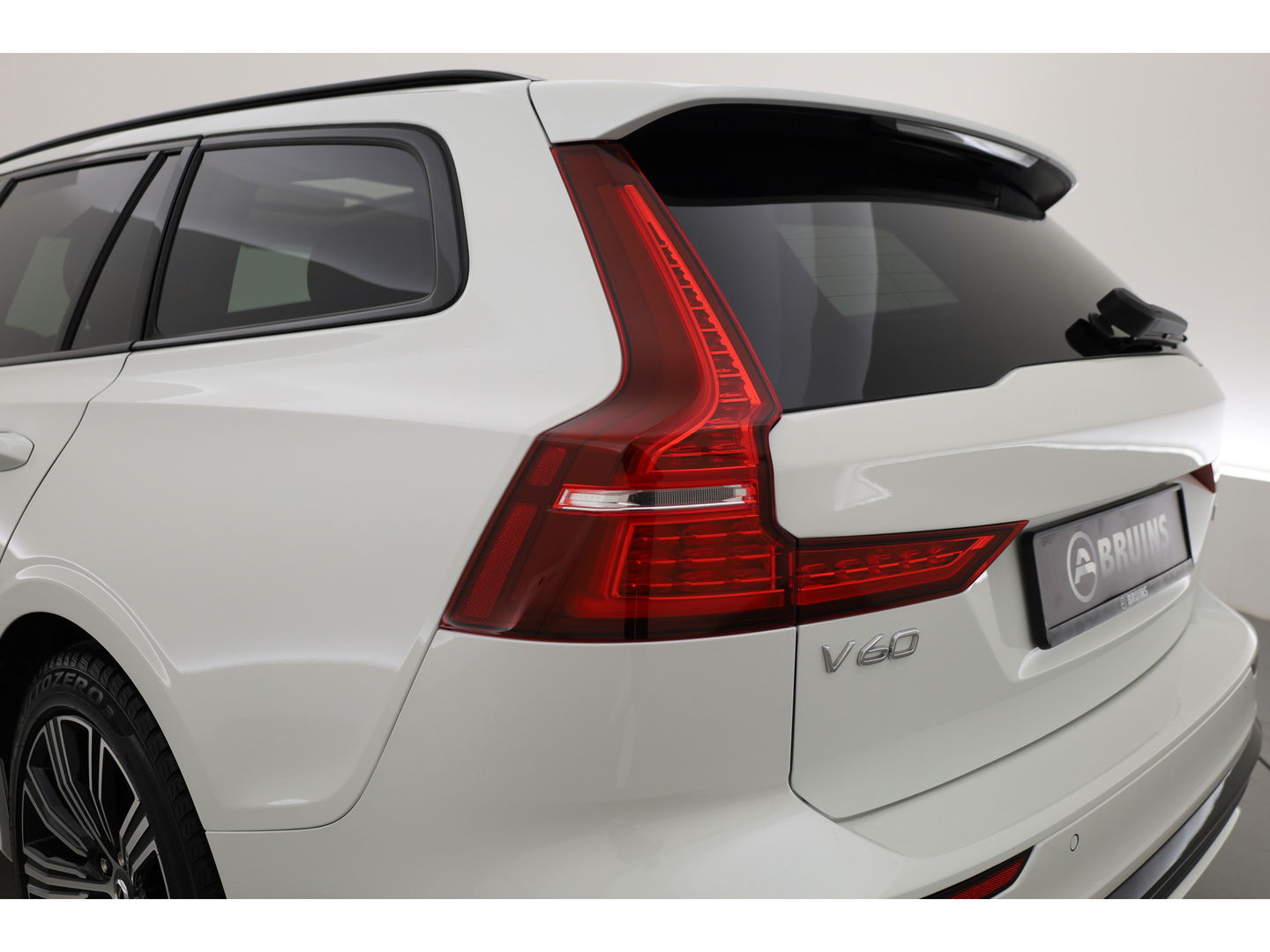 Volvo V60 2.0 T6 Plug-in hybrid AWD Plus Dark | Pano-dak | Head-up | 360 camera | Adap. Cruise | H&K Audio |