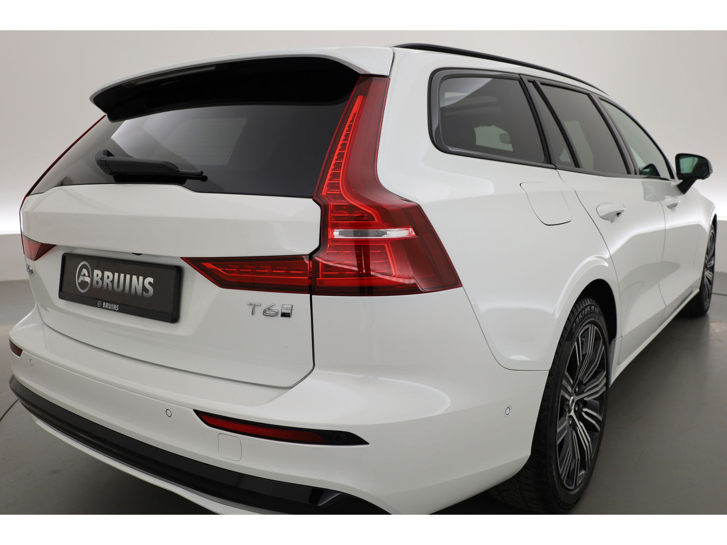 Volvo V60 2.0 T6 Plug-in hybrid AWD Plus Dark | Pano-dak | Head-up | 360 camera | Adap. Cruise | H&K Audio |