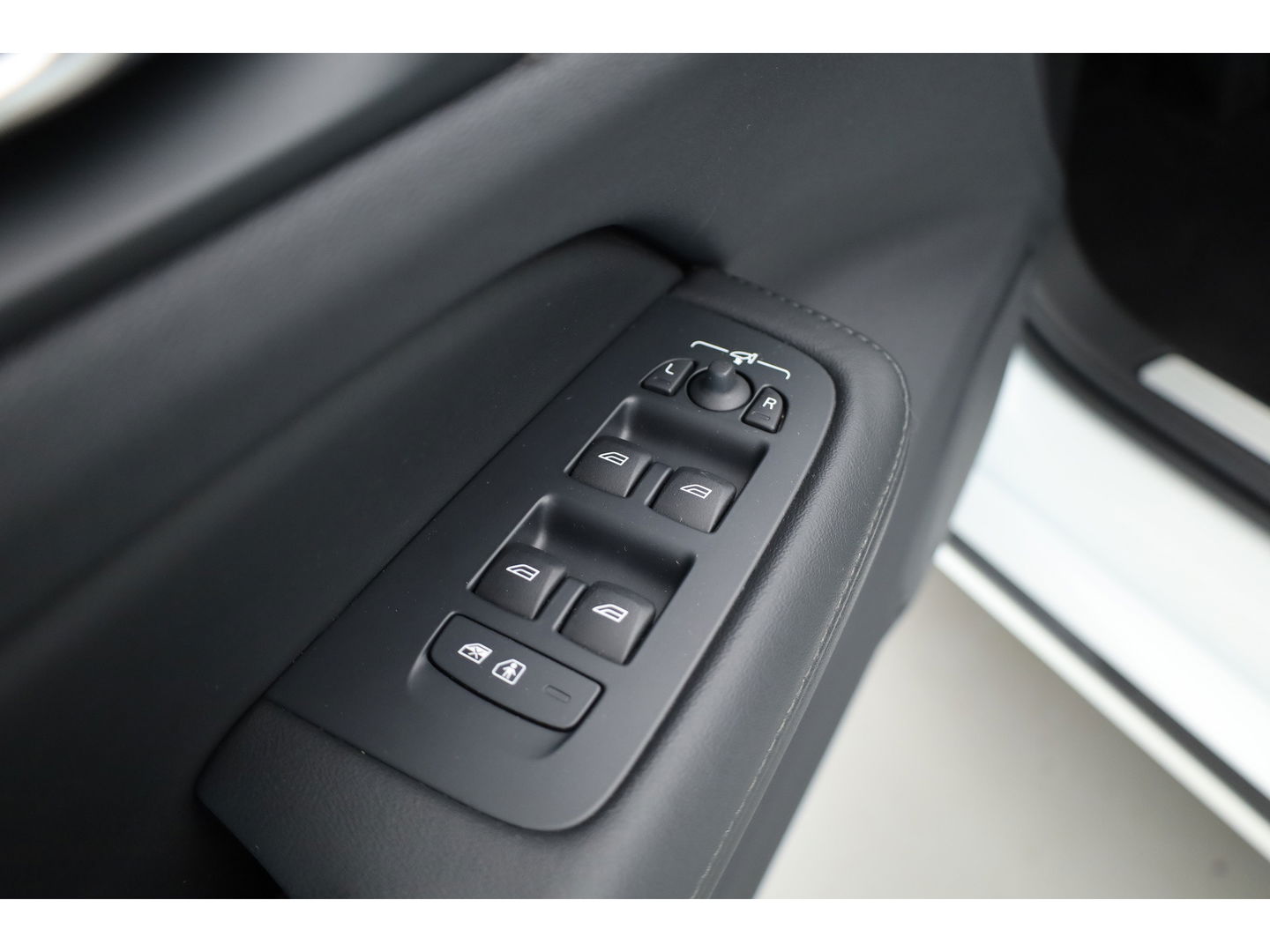 Volvo V60 2.0 T6 Plug-in hybrid AWD Plus Dark | Pano-dak | Head-up | 360 camera | Adap. Cruise | H&K Audio |