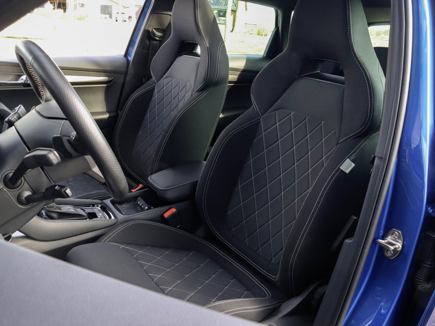 Škoda Karoq 1.5 TSI ACT Sportline DSG Pano Adapt. Cruise Trekhaak Camera Race Blue