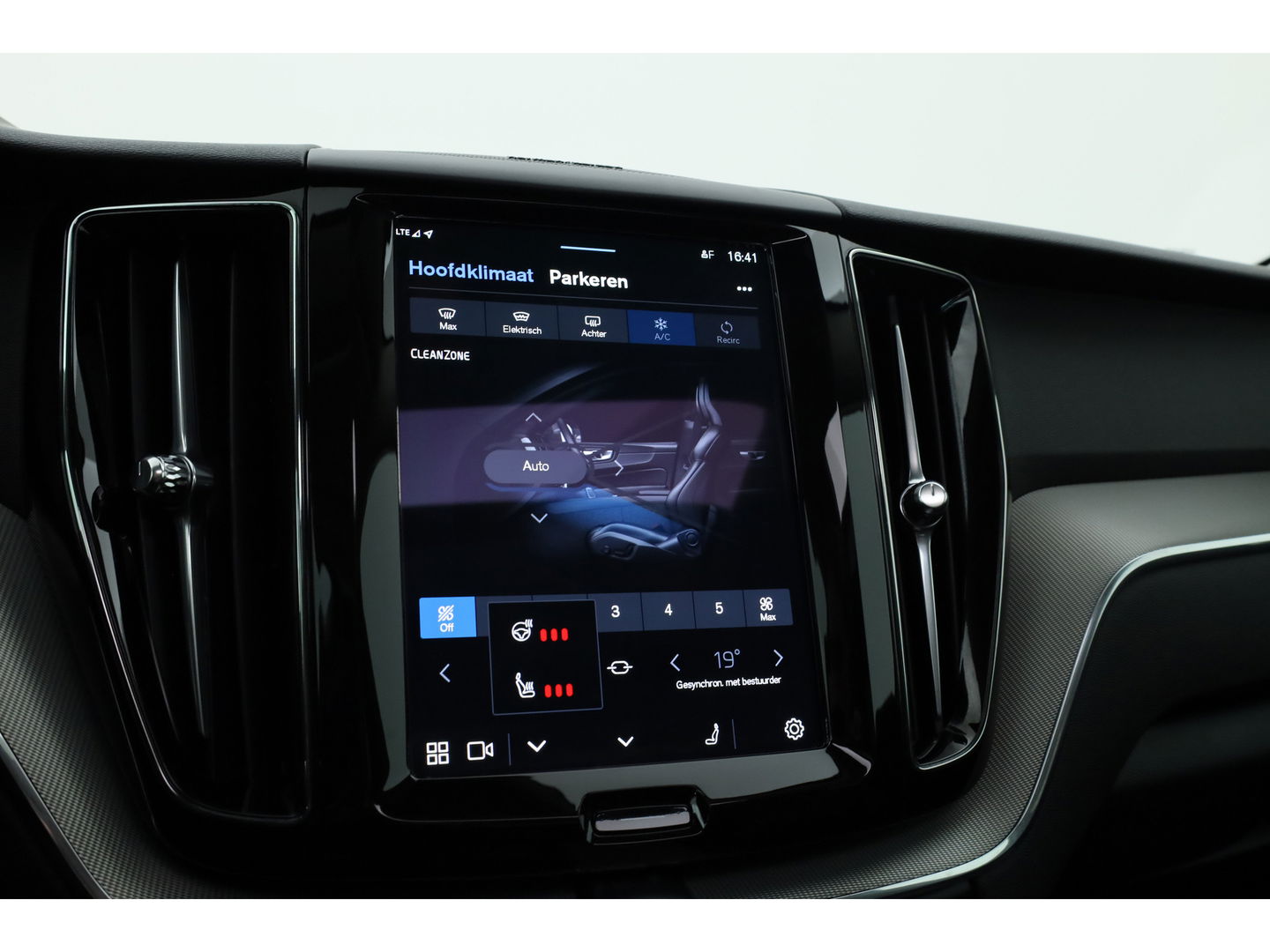 Volvo XC60 2.0 T6 Plug-in hybrid AWD Plus Dark | SOH 99.3% | ACC | 360 Camera | Blis | elek. trekhaak | H&K Audio | Pano-dak |