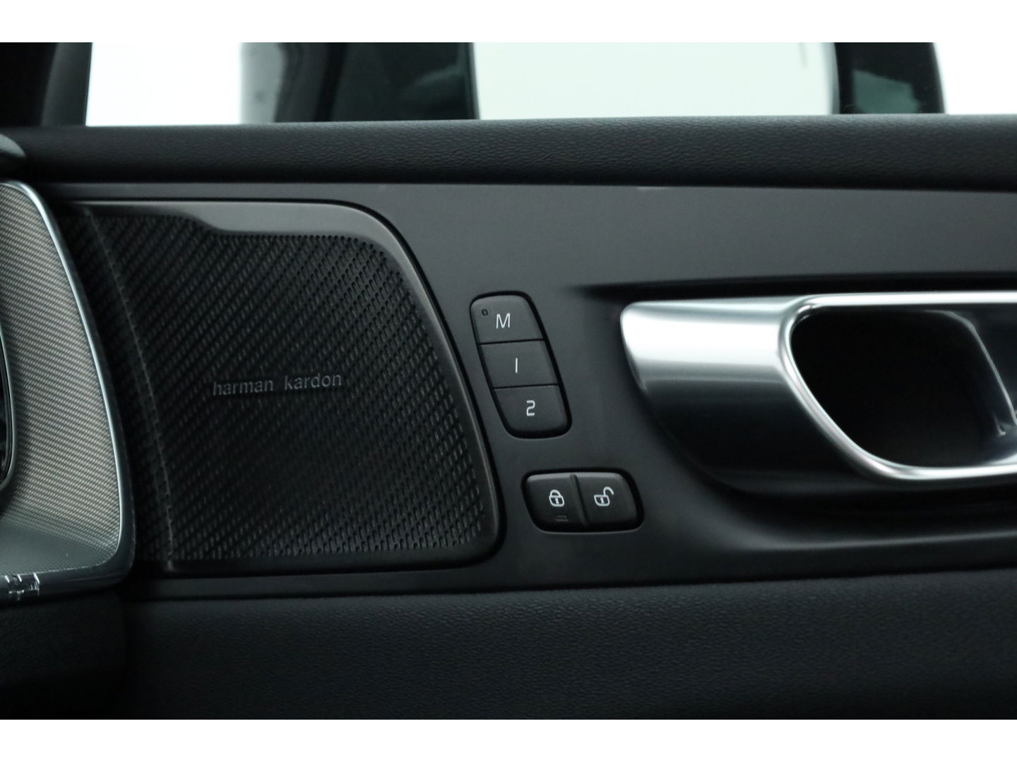 Volvo XC60 2.0 T6 Plug-in hybrid AWD Plus Dark | SOH 99.3% | ACC | 360 Camera | Blis | elek. trekhaak | H&K Audio | Pano-dak |