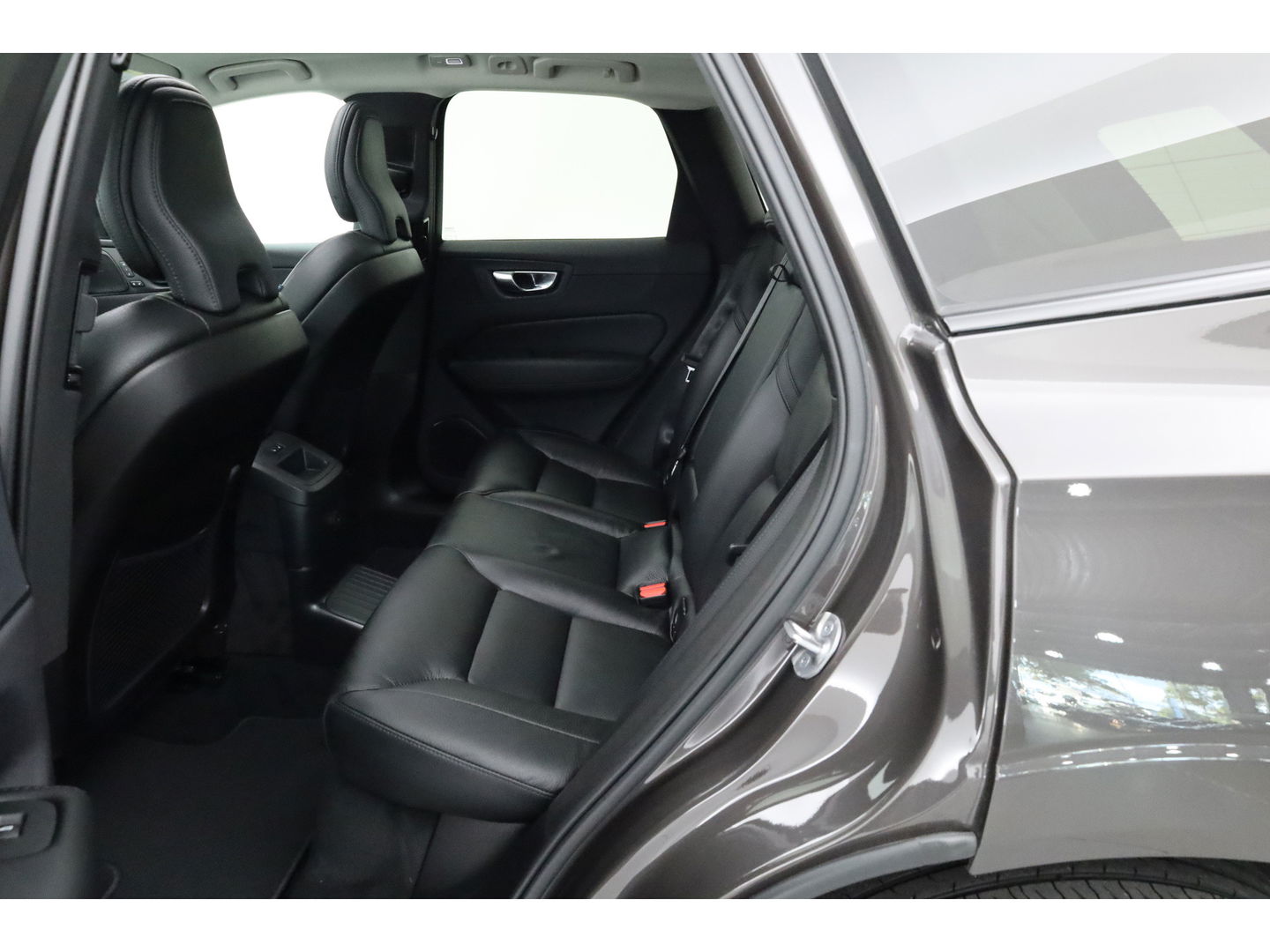 Volvo XC60 2.0 T6 Plug-in hybrid AWD Plus Dark | SOH 99.3% | ACC | 360 Camera | Blis | elek. trekhaak | H&K Audio | Pano-dak |