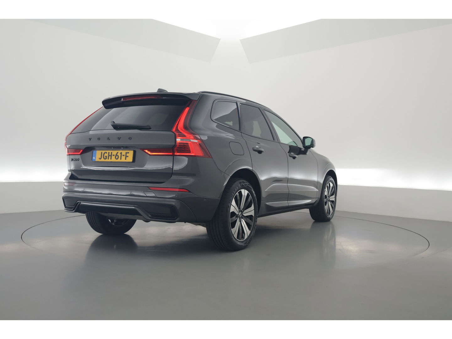 Volvo XC60 2.0 T6 Plug-in hybrid AWD Plus Dark | SOH 99.3% | ACC | 360 Camera | Blis | elek. trekhaak | H&K Audio | Pano-dak |