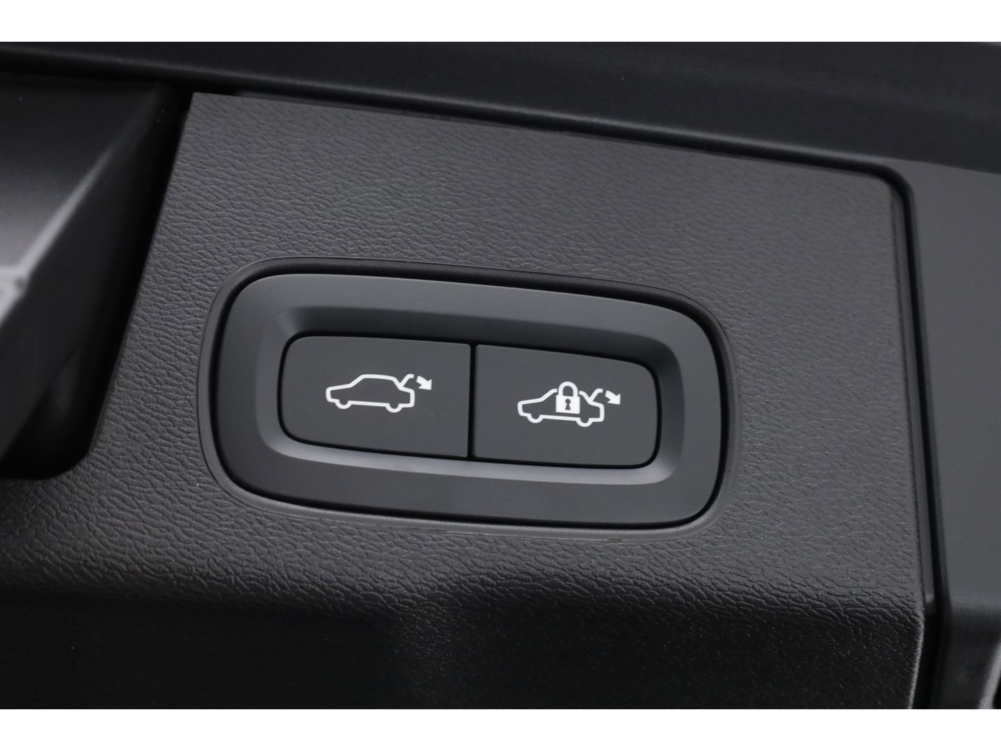 Volvo XC60 2.0 T6 Plug-in hybrid AWD Plus Dark | SOH 99.3% | ACC | 360 Camera | Blis | elek. trekhaak | H&K Audio | Pano-dak |