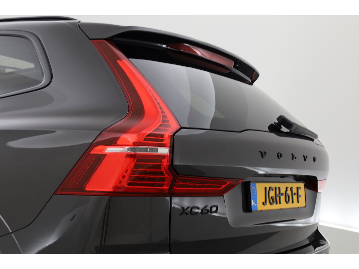 Volvo XC60 2.0 T6 Plug-in hybrid AWD Plus Dark | SOH 99.3% | ACC | 360 Camera | Blis | elek. trekhaak | H&K Audio | Pano-dak |