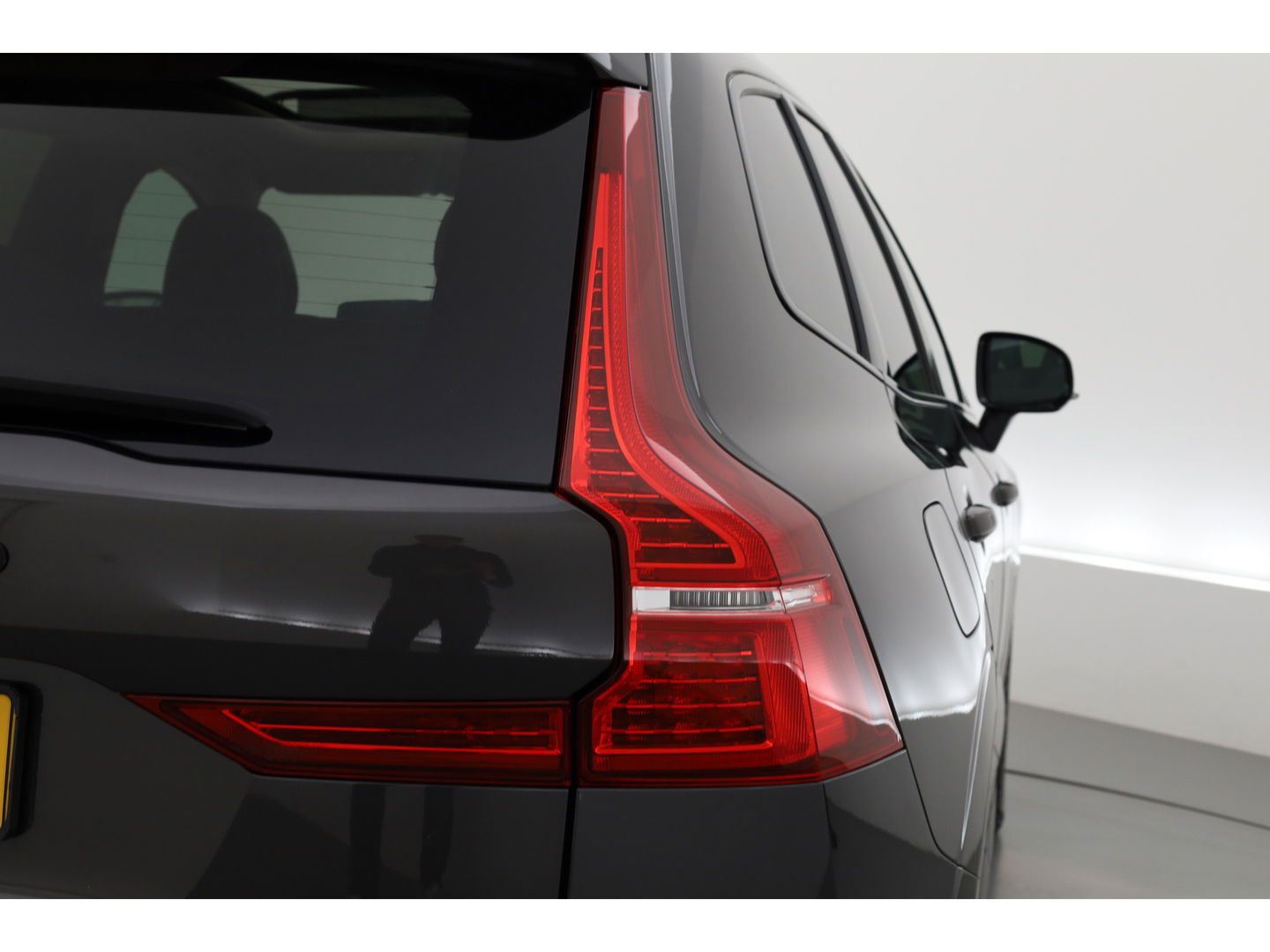 Volvo XC60 2.0 T6 Plug-in hybrid AWD Plus Dark | SOH 99.3% | ACC | 360 Camera | Blis | elek. trekhaak | H&K Audio | Pano-dak |