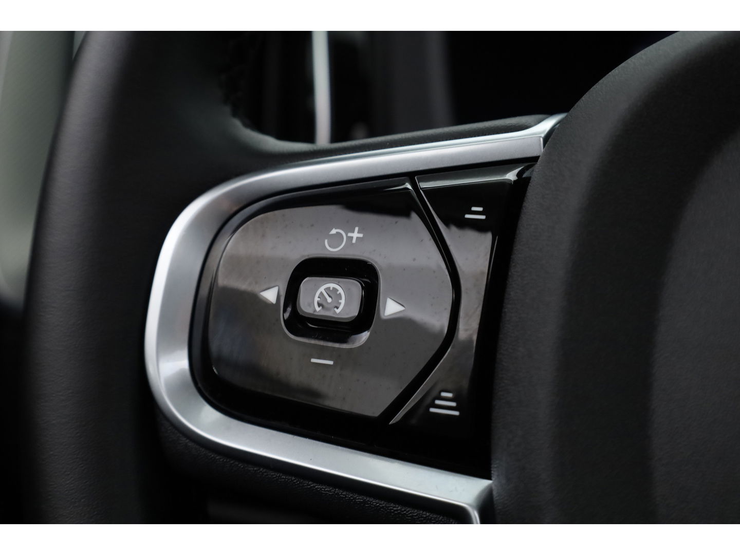 Volvo XC60 2.0 T6 Plug-in hybrid AWD Plus Dark | SOH 99.3% | ACC | 360 Camera | Blis | elek. trekhaak | H&K Audio | Pano-dak |