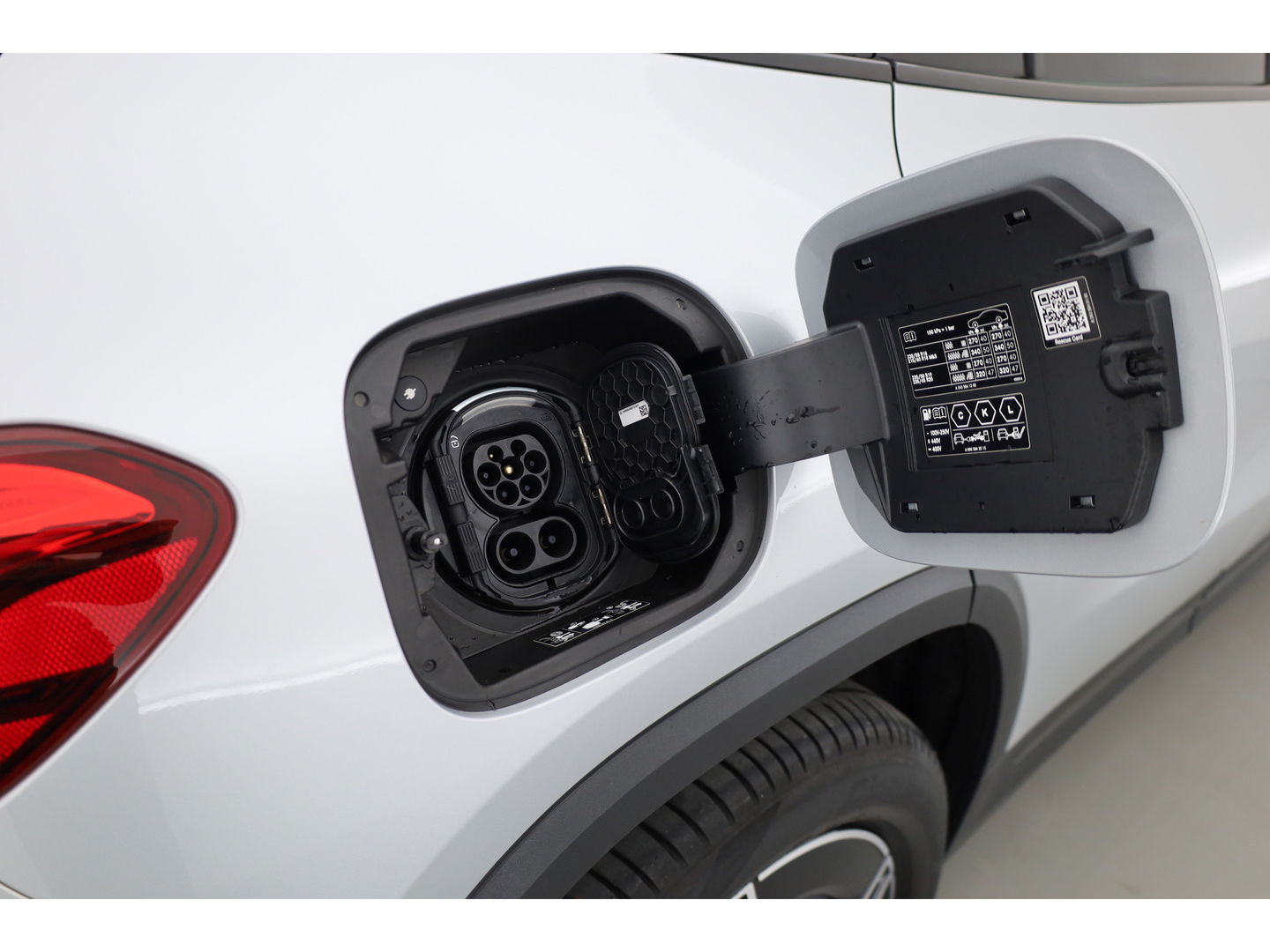 Mercedes-Benz EQA 250 Business Solution AMG 67 kWh | SOH 95.5% | Dig. Cockpit | Pano | Elek. Trekhaak | Stoelverw. | Adapt. Cruise | Camera | 18''