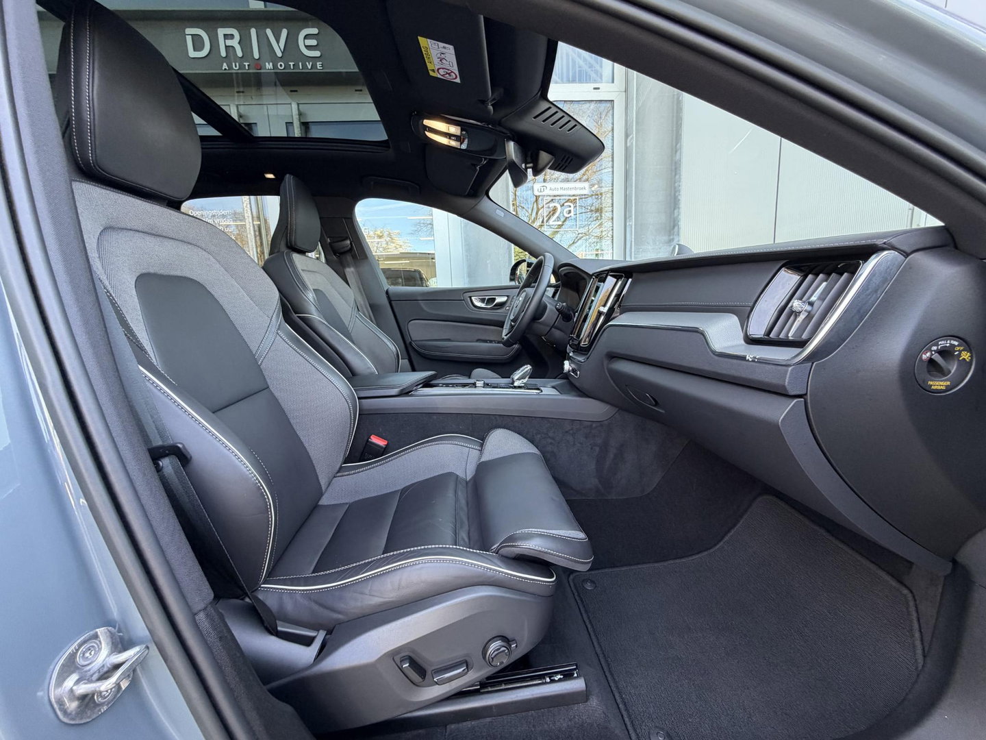 Volvo XC60 2.0 T8 Plug-in hybrid AWD Ultimate Dark |Pano|Luchtvering|Bowers & Wilkins|21"