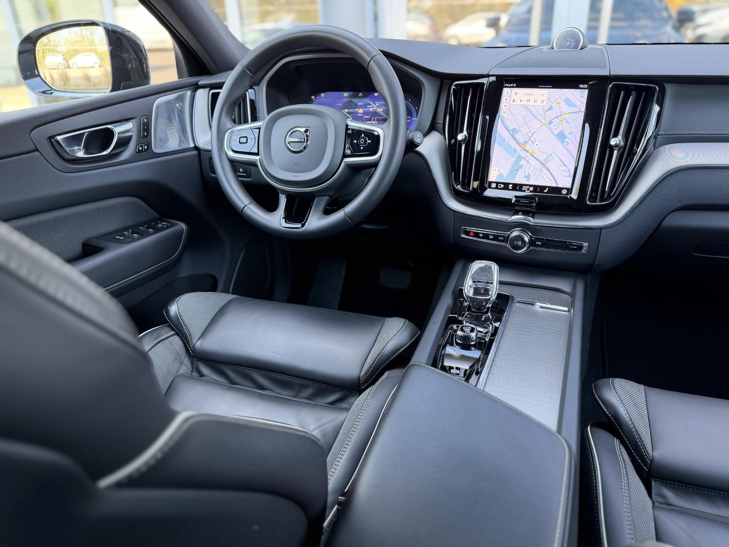 Volvo XC60 2.0 T8 Plug-in hybrid AWD Ultimate Dark |Pano|Luchtvering|Bowers & Wilkins|21"