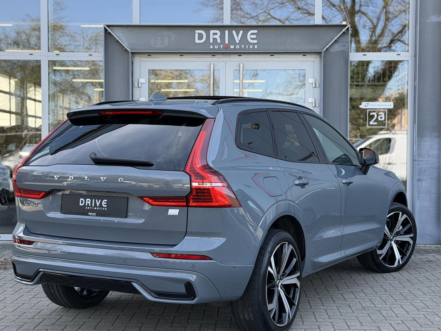 Volvo XC60 2.0 T8 Plug-in hybrid AWD Ultimate Dark |Pano|Luchtvering|Bowers & Wilkins|21"