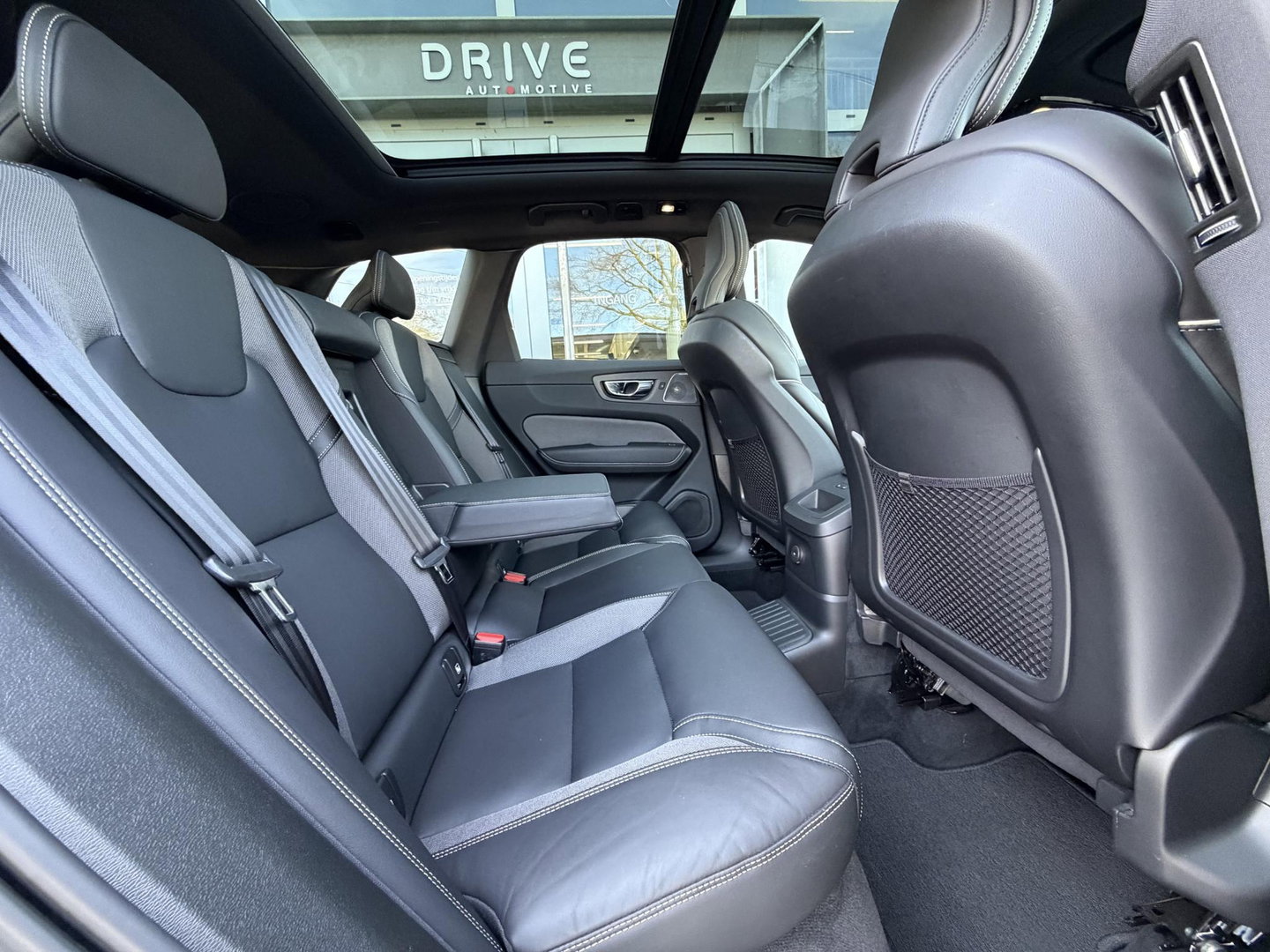 Volvo XC60 2.0 T8 Plug-in hybrid AWD Ultimate Dark |Pano|Luchtvering|Bowers & Wilkins|21"