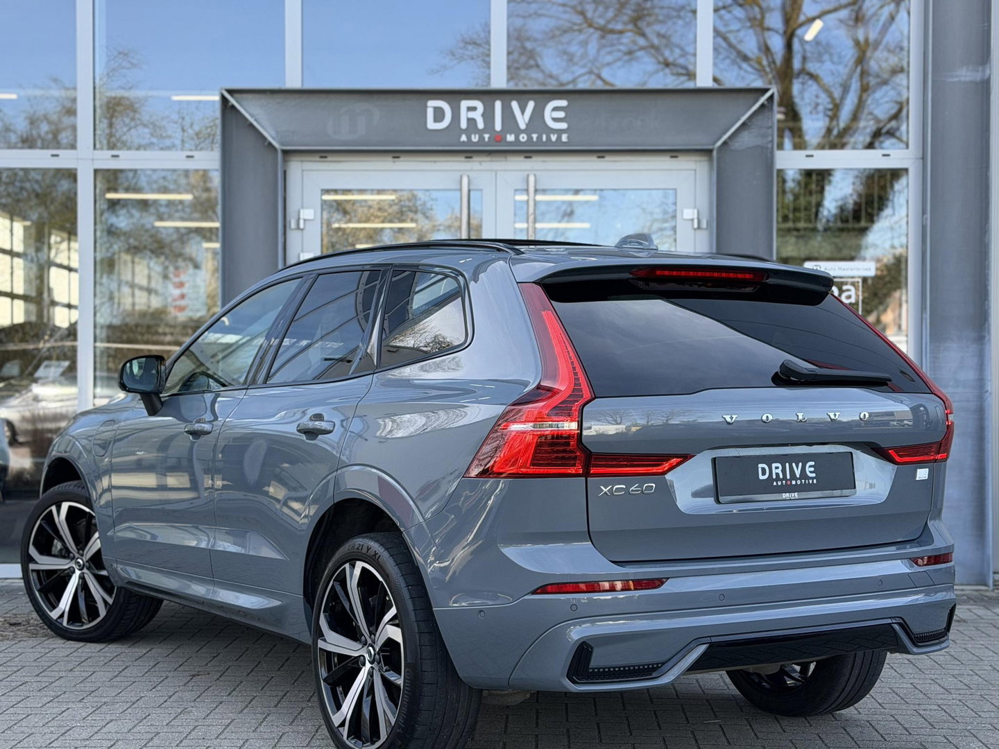 Volvo XC60 2.0 T8 Plug-in hybrid AWD Ultimate Dark |Pano|Luchtvering|Bowers & Wilkins|21"